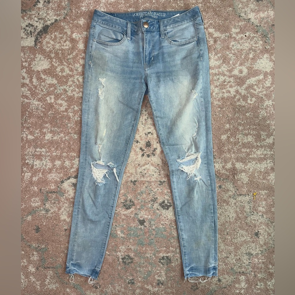 American Eagle Women's Lightwash Distressed Stretch Jeggings